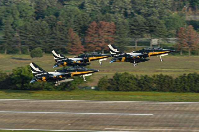 공군 특수비행팀 블랙이글스 T-50B’ 항공기가 원주기지에서 힘차게 이륙하고 있는 모습. 사진=공군 제공