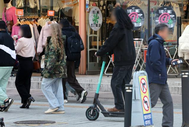 19일 서울 시내에서 시민들이 전동킥보드를 타고 있다. 사진은 해당 기사와 무관함. 뉴스1