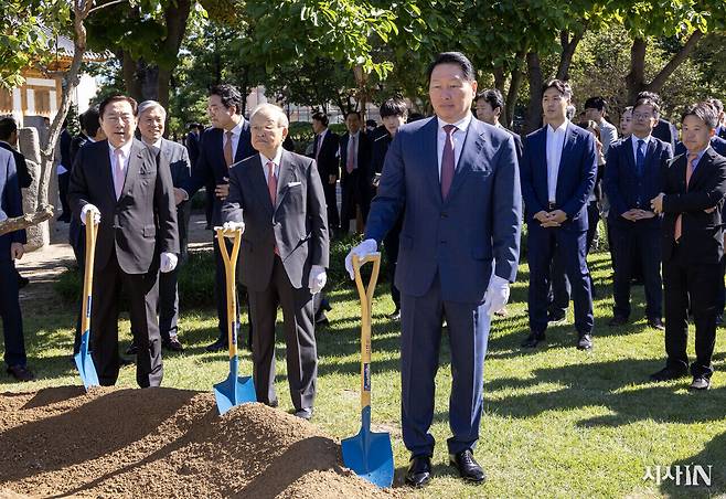 이혼소송 대법원 판결 전날인 10월15일 국회에서 열린 국회 사회적대화 공동 선언식에 참석한 SK 최태원 회장. ⓒ시사IN 이명익