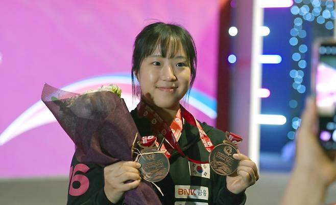 신유빈은 전지희, 임종훈 등 왼손잡이 파트너들과 시너지를 내며 세계정상급 복식선수로 거듭났지만 아직 단식에선 가야할 길이 멀다. 이에 일본과 중국리그로 건너가 톱랭커들과 맞붙으며 보완점을 찾고 있다. 다양한 유형의 복식 파트너들과 호흡을 맞추며 구사할 수 있는 기술의 폭도 넓히고 있다. 사진제공│대한탁구협회