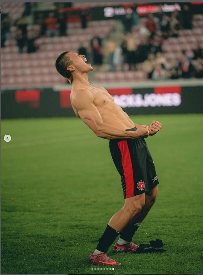 조규성이 지난 9월 21일 덴마크 헤르닝 MCH 아레나에서 열린 2025-2026 덴마크 프로축구 수페르리가 9라운드 비보르와 홈 경기에서 골 세리머니를 하고 있다. 미트윌란 SNS 캡처