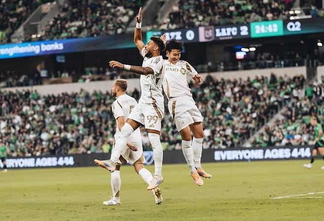 ▲ 축구 통계 매체 '풋몹'은 손흥민에게 평점 8.6점을 부여했다. 양 팀을 통틀어 두 번째로 높은 점수였다. 최고 평점은 멀티골을 기록한 부앙가(9.3점)에게 돌아갔지만, 손흥민의 영향력은 결코 뒤지지 않았다. 팀의 모든 공격 전개가 손흥민을 중심으로 이뤄졌고, 오스틴 수비는 그를 막기 위해 끊임없이 라인을 무너뜨릴 수밖에 없었다. ⓒ LAFC