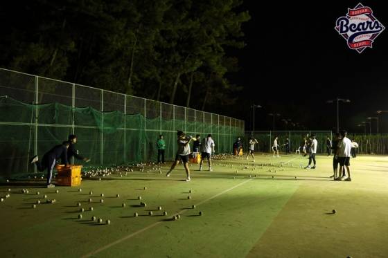 30일 두산 선수들의 야간 훈련 모습. /사진=김우종 기자