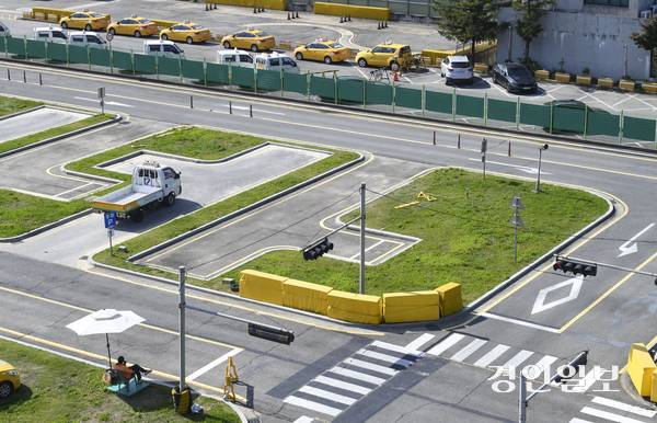 고등학교 졸업예정자의 운전면허와 각종 자격증 취득 비용을 지원하는 경기도교육청의 정책이 잇따른 취소 사태를 맞아 당초 취지에 빛이 바랬다. 사진은 경기도내 한 운전면허시험장 장내기능시험장의 모습. /경인일보DB