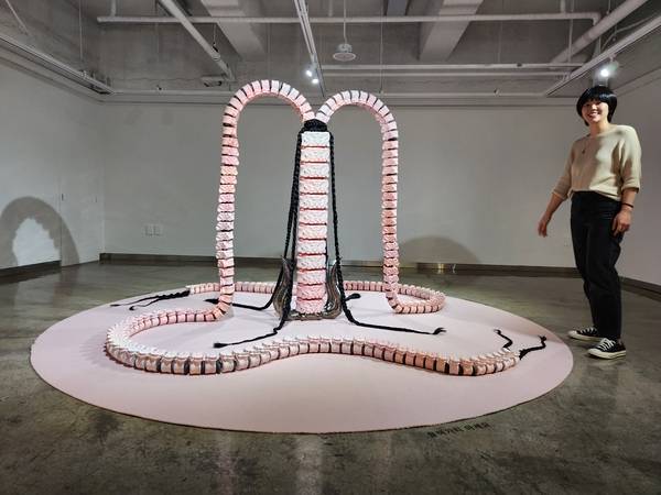 9ÀϱîÁö ±èÇØ¼ºÎ¹®È¼¾ÅÍ ½ºÆäÀ̽º °¡À²¿¡¼ ¹Ú¼ÒÀº ÀÛ°¡ °³ÀÎÀü <°ã°ú °á-Layered Intimacies>ÀÌ ¿¸°´Ù. ¹Ú ÀÛ°¡°¡ ÀÛǰÀ» ¼³¸íÇϰí ÀÖ´Ù. /·ù¹Î±â ±âÀÚ