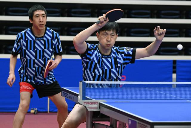탁구 남자 복식 DF 선수부 8강전에서 경기를 펼치고 있는 신철진(왼쪽), 홍종화조./김승권 기자/