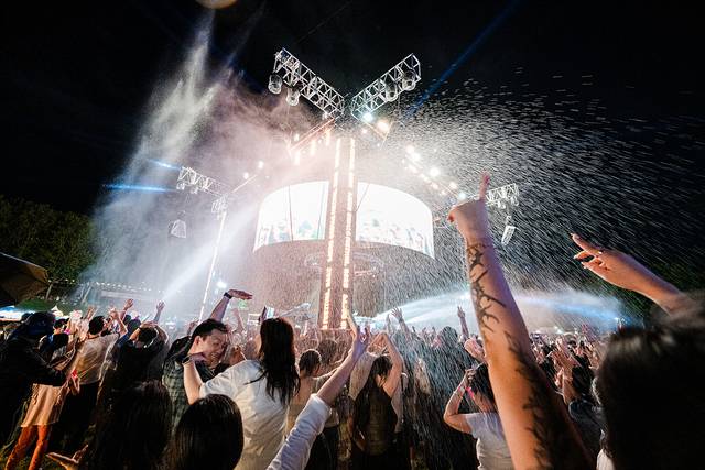 지난 7월 대구 달서구 두류공원에서 열린 대구치맥페스티벌 현장을 찾은 방문객들이 폐막식을 즐기고 있다. 대구시 제공