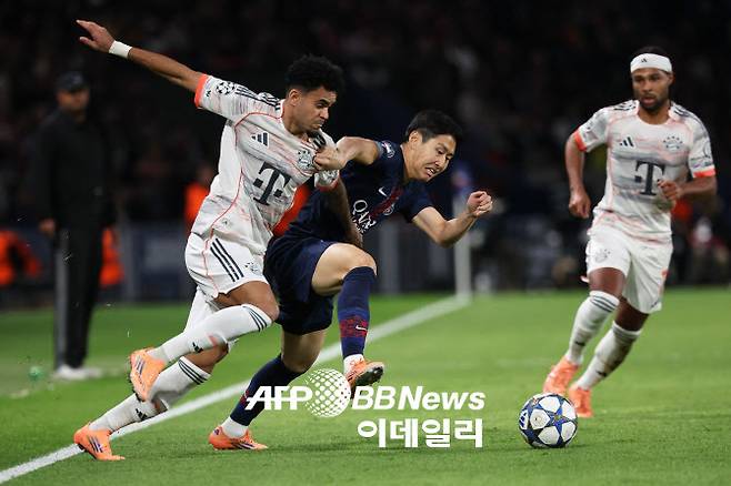 PSG의 이강인이 바이에른 뮌헨 수비수 사이를 드리블로 돌파하고 있다. 사진=AFPBBNews