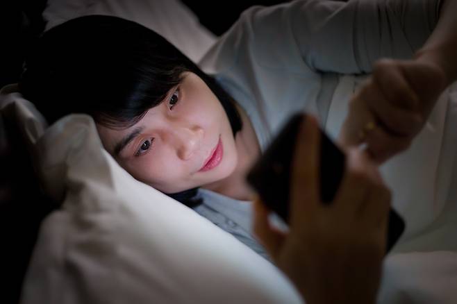 잠들기 전 스마트폰 화면이 심장 건강에 악영향을 줄 수 있다는 연구 결과가 나왔다. 사진=게티이미지뱅크