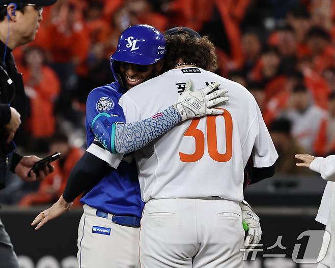 한화 이글스 외국인 투수 코디 폰세(오른쪽)와 삼성 라이온즈 외국인 타자 르윈 디아즈. 2025.10.24/뉴스1 ⓒ News1 구윤성 기자