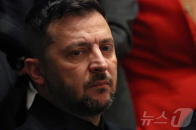 볼로디미르 젤렌스키 우크라이나 대통령이 17일(현지시간) 워싱턴DC 백악관 내각회의실에서 도널드 트럼프 미국 대통령과 회담하고 있다. 2025.10.17. ⓒ AFP=뉴스1 ⓒ News1 윤다정 기자