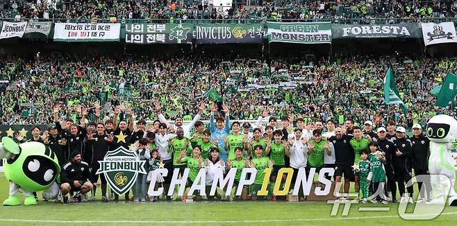 우승을 확정한 뒤 기뻐하는 전북 선수들 (한국프로축구연맹 제공. 재판매 및 DB 금지) 2025.10.18/뉴스1