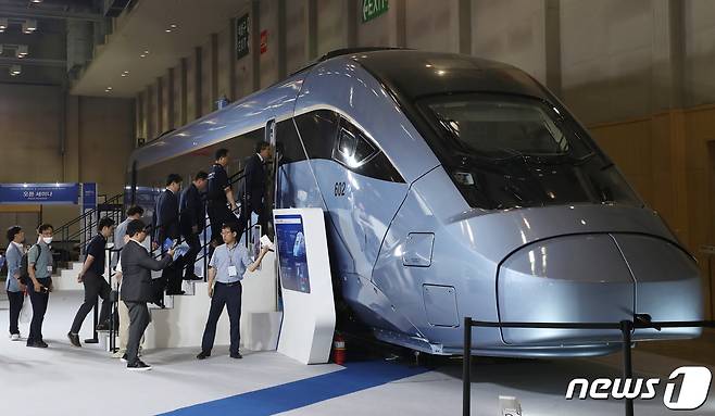 현대로템의 최고 시속 320㎞ 동력 분산식 고속차량 EMU-320.(뉴스1 자료사진)