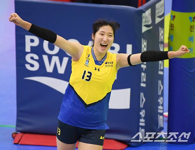 빅토리아의 공격을 연거푸 막아낸 정지윤이 환호하고 있다.