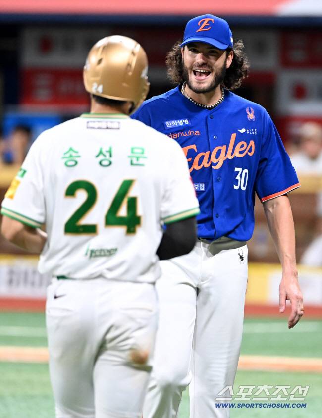 28일 고척스카이돔에서 열린 한화와 키움의 경기, 5회말 투구를 마친 한화 폰세가 더그아웃으로 향하다 키움 송성문과 짧은 이야기를 하고 있다. 고척=허상욱 기자wook@sportschosun.com/2025.08.28/