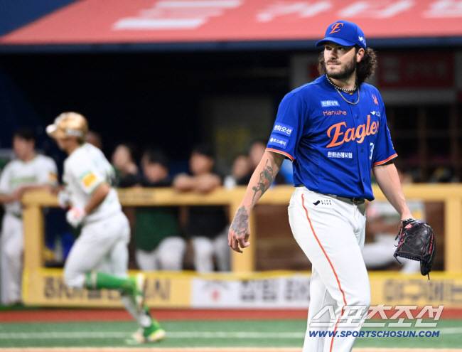 28일 고척스카이돔에서 열린 한화와 키움의 경기, 3회말 한화 폰세가 키움 송성문에 솔로홈런을 허용하며 아쉬워하고 있다. 고척=허상욱 기자wook@sportschosun.com/2025.08.28/