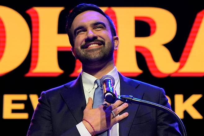 4일(현지 시간) 실시된 뉴욕시장 선거에 승리한 민주당 조란 맘다니 후보가 지지자들의 환호에 답례하고 있다. 맘다니 후보는 무소속 앤드루 쿠오모 후보를 제치고 차기 뉴욕시장에 당선됐다. 2025.11.05. 뉴욕=AP/뉴시스