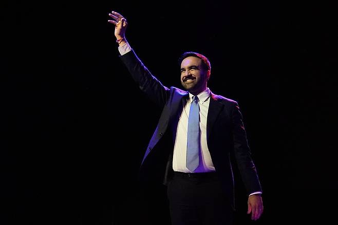 조란 맘다니 뉴욕 시장 당선인이 4일(현지 시간) 미국 뉴욕 시장 선거에서 당선된 후 지지자들에게 인사하고 있다. 올해 34세인 인도계 무슬림인 민주당의 맘다니 후보가 미국 최대 도시 뉴욕에서 시장으로 당선됐다. 2025.11.05. 뉴욕=AP/뉴시스