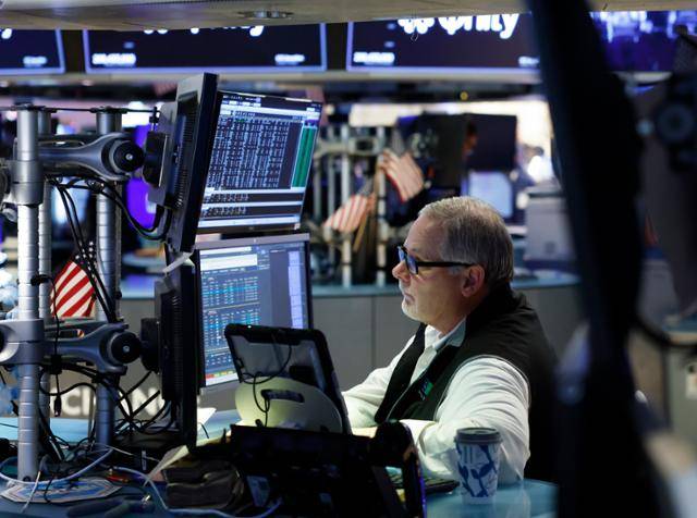 기술주 주도로 미국 뉴욕 증권시장의 주요 지수가 급락한 4일 뉴욕증권거래소(NYSE)에서 한 트레이더가 업무를 보고 있다. 뉴욕=UPI 연합뉴스