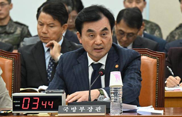 안규백 국방부장관이 5일 서울 여의도 국회에서 열린 국방위 전체회의에서 의원질의에 답하고 있다. 고영권 기자
