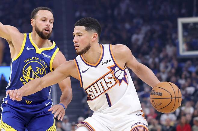 <yonhap photo-4474=""> SAN FRANCISCO, CALIFORNIA - NOVEMBER 04: Stephen Curry #30 of the Golden State Warriors guards Devin Booker #1 of the Phoenix Suns during the first quarter at Chase Center on November 04, 2025 in San Francisco, California. NOTE TO USER: User expressly acknowledges and agrees that, by downloading and/or using this photograph, user is consenting to the terms and conditions of the Getty Images License Agreement. Ezra Shaw/Getty Images/AFP (Photo by EZRA SHAW / GETTY IMAGES NORTH AMERICA / Getty Images via AFP)/2025-11-05 12:42:31/ <저작권자 ⓒ 1980-2025 ㈜연합뉴스. 무단 전재 재배포 금지, AI 학습 및 활용 금지></yonhap>