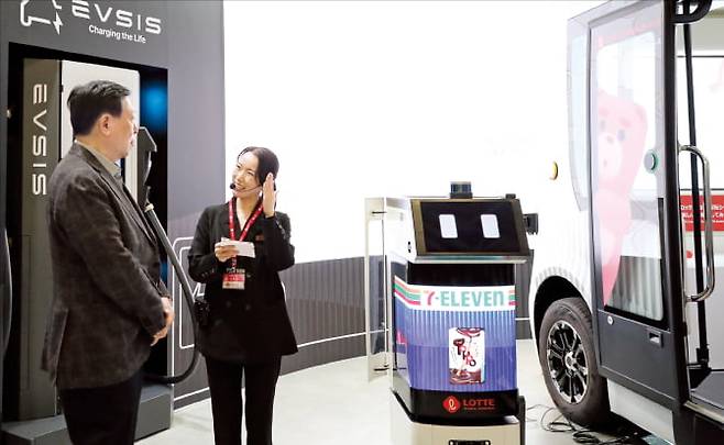 신동빈 롯데 회장이 지난 3일 일본 도쿄에서 열린 ‘재팬 모빌리티 쇼 2025’의 롯데관을 찾아 모빌리티 사업 관련 설명을 듣고 있다. 롯데지주 제공