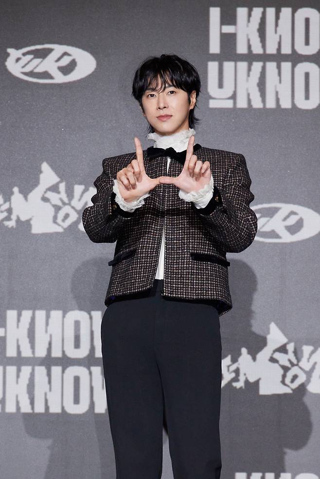 가수 유노윤호가 5일 서울 신천동 소피텔 앰배서더 서울 호텔 그랜드볼룸에서 열린 정규 1집 ‘아이-노’(I-KNOW) 발매 기념 기자간담회에 참석해 포즈를 취하고 있다. SM엔터테인먼트 제공