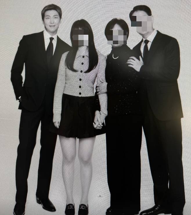 방탄소년단(BTS) RM이 단란한 가족사진을 공개했다. /사진=인스타그램 갈무리