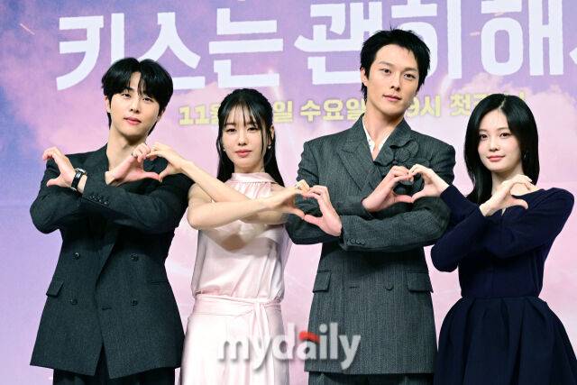 2025년 11월 5일 오후 서울 목동 SBS에서 진행된 SBS 새 수목드라마 '키스는 괜히 해서!' 제작발표회에서 출연진들이 포즈를 취하고 있다. (왼쪽부터 김무준, 안은진, 장기용, 우다비) / 곽경훈 기자 (kphoto@mydaily.co.kr)