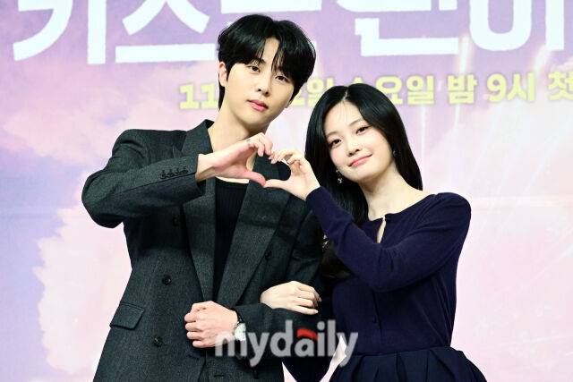 2025년 11월 5일 오후 서울 목동 SBS에서 진행된 SBS 새 수목드라마 '키스는 괜히 해서!' 제작발표회에서 김무준과 우다비가 포즈를 취하고 있다. / 곽경훈 기자 (kphoto@mydaily.co.kr)