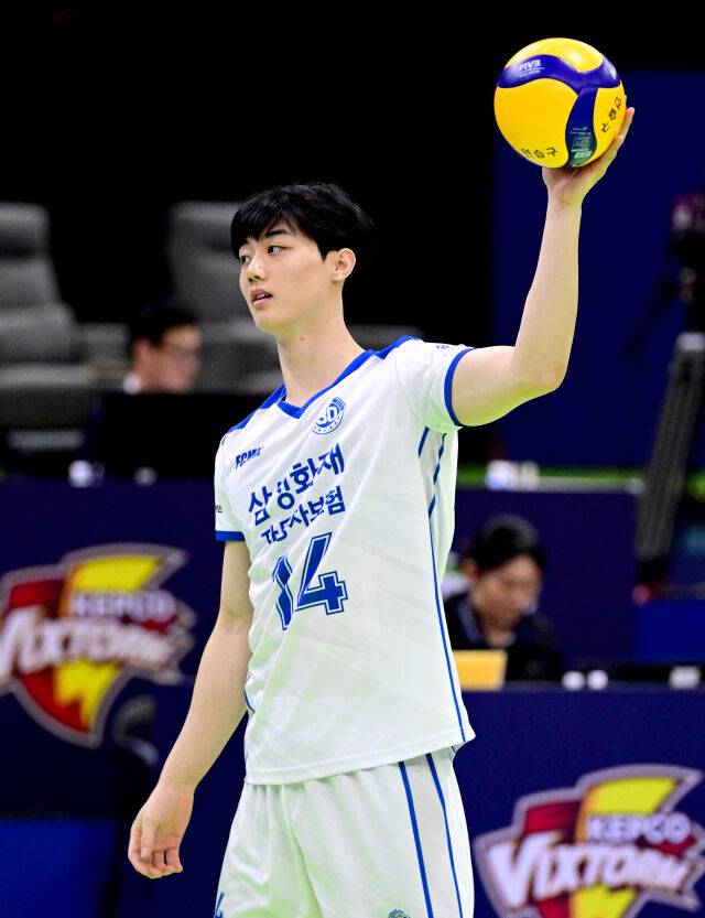 경기 전 몸을 풀고 있는 이우진 / 한국배구연맹(KOVO)
