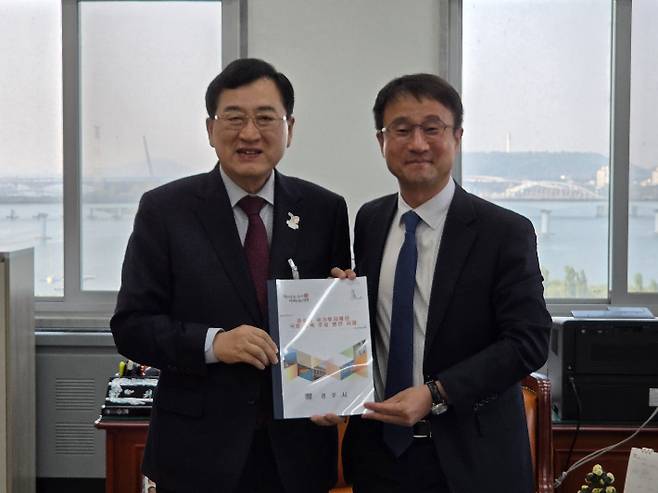 주낙영 경주시장(왼쪽)이 4일 국회를 방문해 한병도 국회 예산결산특별위원장(오른쪽)에게 지역 주요 현안 사업 건의서를 전달하며 국비 지원을 요청하고 있다. 경주시 제공