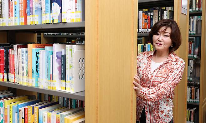 오지은 서울도서관장은 2022년부터 4년간 700만명이 다녀간 ‘책읽는서울광장’, ‘광화문책마당’ 등 서울야외도서관 프로젝트를 성공적으로 이끌어 공공도서관 혁신가로 주목받고 있다. 그는 “도서관이 공부하는 곳에만 머물러서는 안 된다. 지역민의 다양한 문화생활의 향유할 수 있는 커뮤니티의 플랫폼이 돼야 한다”고 강조했다. 오 관장이 서울도서관 내 서적들을 살펴보고 있다. 남정탁 기자