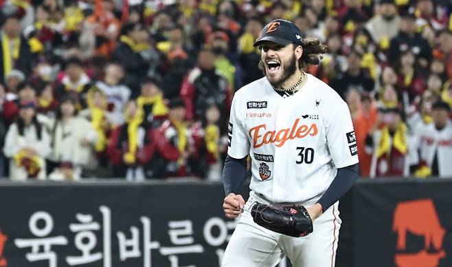 환호하는 한화 폰세 - 한화 이글스 코디 폰세가 29일 대전 한화생명볼파크에서 열린 2025 KBO 한국시리즈 3차전 LG 트윈스와의 홈 경기에서 문보경을 삼진 처리한 뒤 포효하고 있다. 대전 연합뉴스