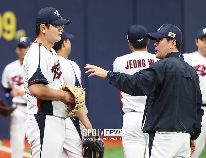 ▲ 왼쪽부터 한화 이글스 투수 김서현, 류지현 야구대표팀 감독. 4일 서울 고척스카이돔에서 열린 대표팀 훈련에서 대화를 나누고 있다. ⓒ곽혜미 기자