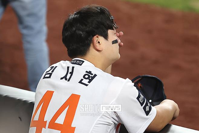 ▲ 한화 이글스 투수 김서현이 포스트시즌 경기에서 승리한 뒤 눈물을 닦고 있다. ⓒ곽혜미 기자
