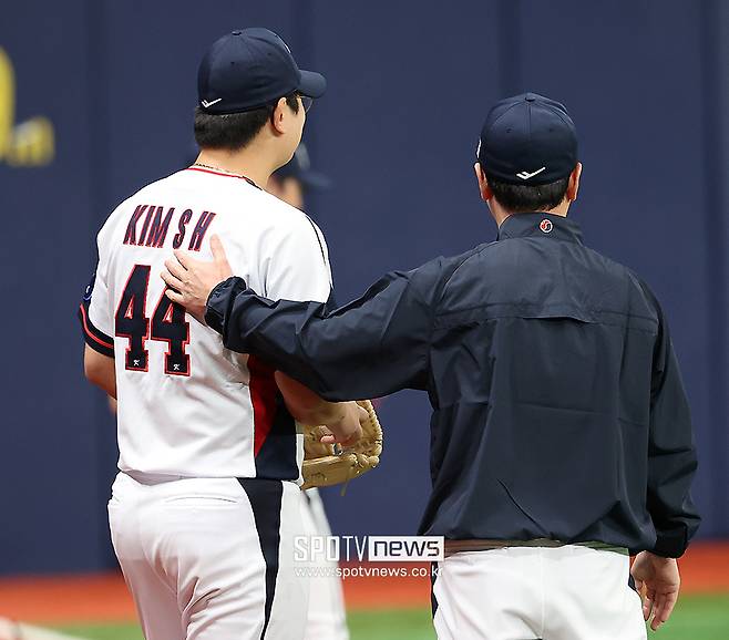 ▲ 왼쪽부터 한화 이글스 투수 김서현, 류지현 야구대표팀 감독. 4일 서울 고척스카이돔에서 열린 대표팀 훈련에서 류 감독이 김서현을 격려하고 있다. ⓒ곽혜미 기자