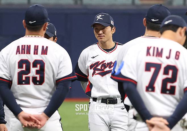 ▲ LG 트윈스 주전 외야수이자 야구대표팀 주장을 맡은 박해민이 4일 서울 고척스카이돔에서 열린 대표팀 훈련에 앞서 선수단 미팅에 임하고 있다. ⓒ곽혜미 기자