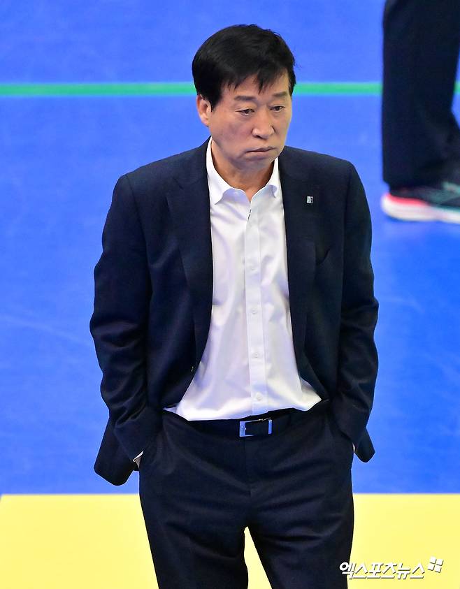 김호철 감독이 이끄는 여자 프로배구 IBK기업은행이 4일 경기도 수원체육관에서 열린 진에어 2025-2026 V리그 여자부 1라운드 현대건설과의 원정 경기에서 세트 스코어 0-3(20-25 20-25 23-25)으로 졌다. 사진 김한준 기자