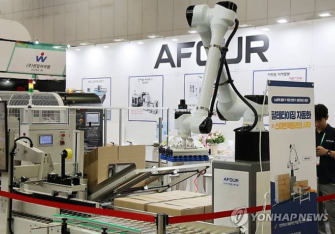 스마트팩토리의 시작 (고양=연합뉴스) 김병만 기자 = 20일 경기 고양시 킨텍스 제2전시장에서 열린 'K-PRINT 2025'에서 참가 업체가 팔레타이징 자동화 과정을 시연하고 있다. 디지털 프린팅, 패키징, 라벨, 텍스타일, 광고·사인 등 인쇄 산업 전반을 아우르는 종합 인쇄 전문 전시회인 k-프린트는 오는 23일까지 열린다. 2025.8.20 kimb01@yna.co.kr