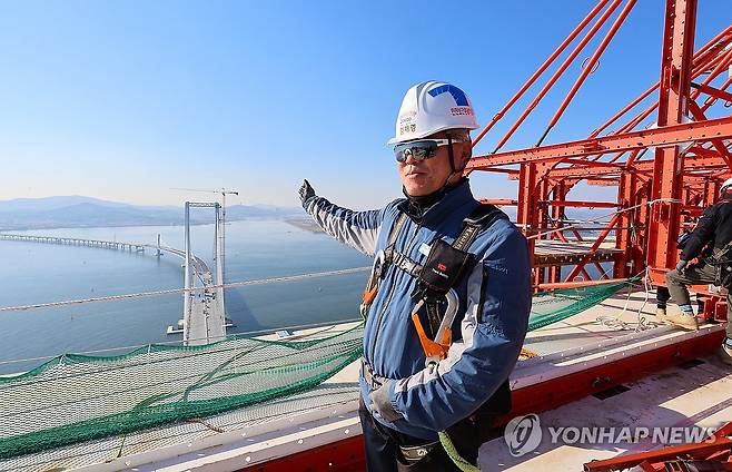 제3연륙교 전망대 설명하는 김재명 현장소장 (인천=연합뉴스) 임순석 기자 = 지난 3일 인천 제3연륙교 전망대에서 김재명 포스코이앤씨 현장소장이 교량 건설 과정을 설명하고 있다. 184.2m 높이의 제3연륙교 전망대는 최근 '세계 최고 높이 해상교량 전망대'로 미국 세계기록위원회(WRC)의 인증을 받았다. 2025.11.5 soonseok02@yna.co.kr