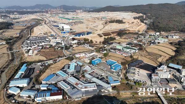 반도체 클러스터로 판교 이상의 전국 최대 집적단지가 될 것이라는 기대를 모은 용인시 원삼면이 주민들 간 갈등으로 물들었다. 용인시 처인구 원삼면 전경. 2025.11.4 /최은성기자 ces7198@kyeongin.com