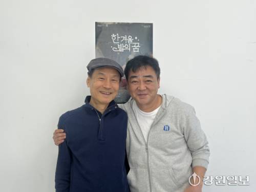 ◇이병훈 연출가(사진 왼쪽)과 김경익 강원도립극단 예술감독. 이 연출가는 강원도립극단의 2025 세계명작극장 ‘한 겨울밤의 꿈’ 연출을 맡았다.