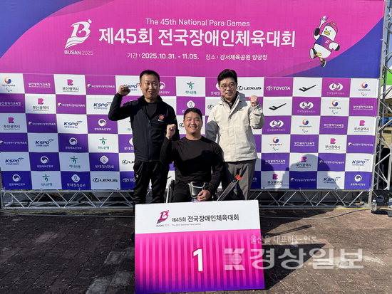 ▲ 제45회 전국장애인체육대회 폐막일인 5일 김세운이 양궁 남자 리커브 개인전 OPEN(W2+ST) 결승에서 금메달을 목에 걸었다. 울산시장애인체육회 제공