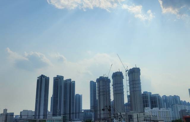 대구와 경북지역의 미분양 주택 수가 전국 상위권을 기록하면서 건설수주액도 감소한 것으로 나타났다. 대구일보DB