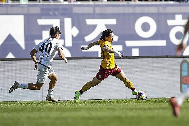 드리블 돌파 중인 광주FC 신창무. 광주FC 제공