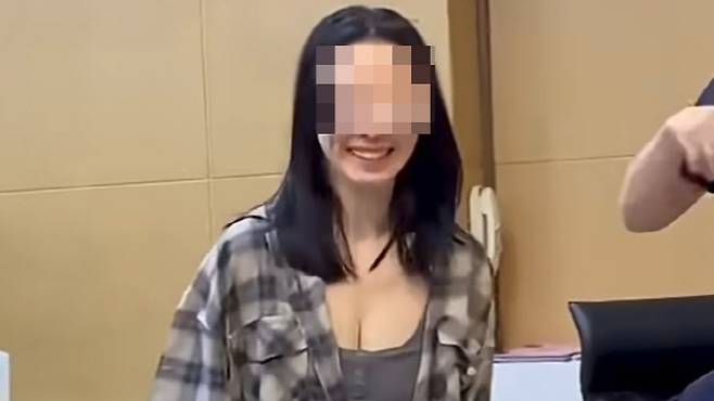 보석허가 받은 프린스그룹 대만 거점의 비서가 활짝 웃으며 나오고 있다. (사진=중톈 캡처)