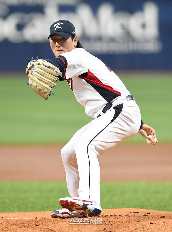항저우 아시안게임 한국 야구 국가대표팀 시절 곽빈이 국군체육부대와 평가전에 선발 등판해 힘차게 공을 던지고 있다. 고척 | 박진업기자 upandup@sportsseoul.com