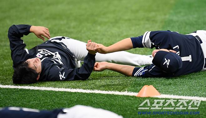 국가대표 원태인과 문동주가 몸을 풀며 두 손을 맞잡았다. 고척=박재만 기자 pjm@sportschosun.com