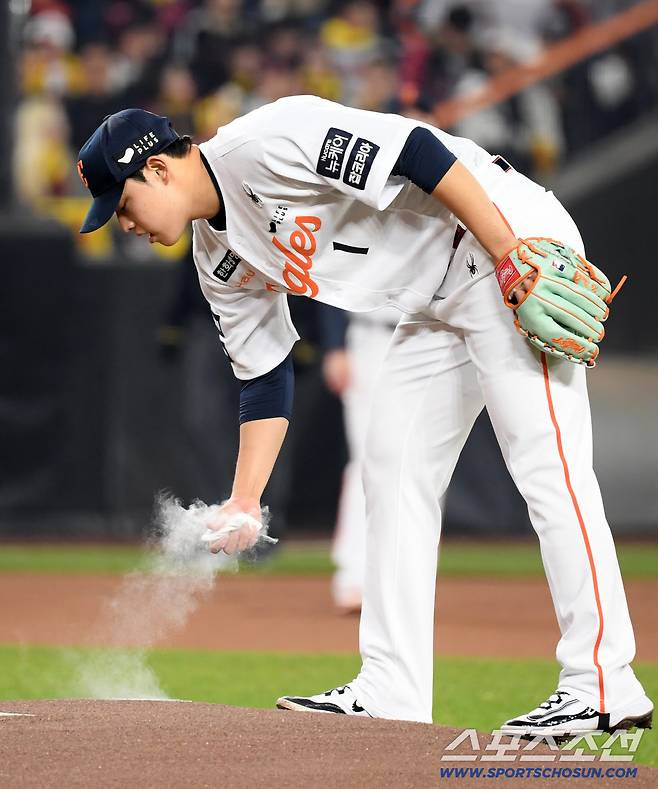 가을야구 마운드에서 올라 최고 162km 강속구를 뿌리며 하얗게 불태웠던 한화 선발 문동주.